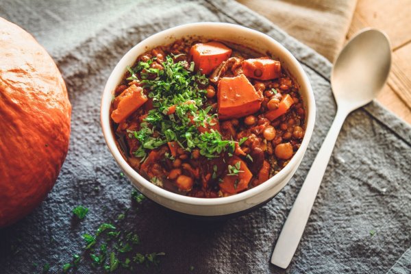 Wer Kürbis liebt, hat meist sein Rezept für die Suppe und das Ofengemüse drauf. Doch aus Kürbis lässt sich mit Möhren, Kichererbsen und kräftigem Schwarzbier auch ein vegetarisches Gulasch zaubern. - © Aileen Kapitza/minzgruen.com/dpa-tmn