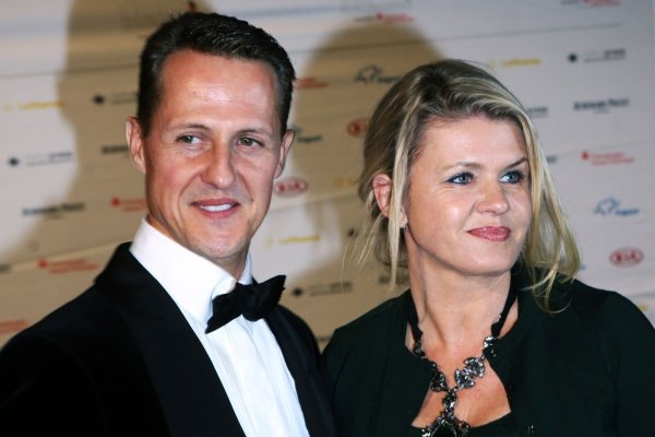 Mehrere Männer sollen versucht haben, Michael und Corinna Schumacher mit privaten Fotos zu erpressen. (Archivbild) - © Fredrik von Erichsen/dpa