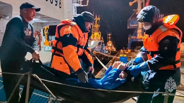 Mehr als zwei Monate fehlte von drei Männern in einem Boot auf hoher See jede Spur, nun wurde einer von beiden lebend gefunden (Handout). - © Uncredited/Russian Emergency Ministry Press Service/AP
