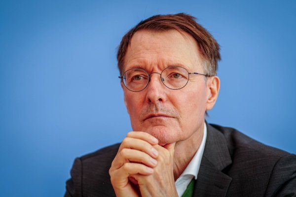 Gesundheitsminister Lauterbach will an der Organspende-Schwelle Hirntod festhalten. - © Kay Nietfeld/dpa