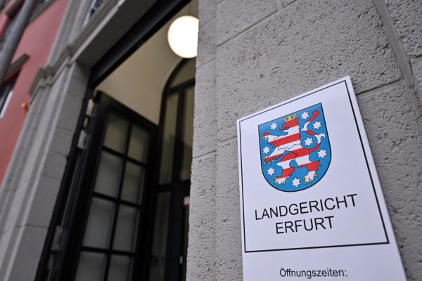 Am Landgericht Erfurt endete der Prozess gegen einen Mann, der ohne medizinische Ausbildung an Männern Kastrationen durchgeführt haben soll. (Archivbild) - © Martin Schutt/dpa-Zentralbild/dpa