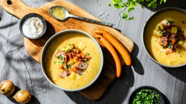 Perfekt für den Herbst: Die fränkische Kartoffelsuppe ist reich an Nährstoffen und einfach zubereitet. - © KMG/die-kartoffel.de/dpa-tmn