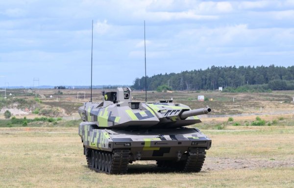 Ein Kampfpanzer Panther KF51 steht im Rheinmetall-Werk Unterlüß in Niedersachsen. Auf Basis dieses Panzers will Rheinmetall zusammen mit Leonardo einen neuen Kampfpanzer bauen. - © Julian Stratenschulte/dpa