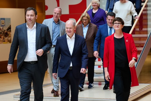 Bereit für den Wahlkampf: Die SPD-Spitze um Kanzler Scholz (M). (Archivbild) - © Annette Riedl/dpa