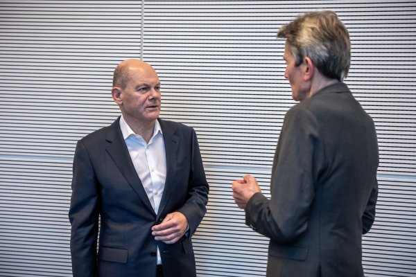 Der Kanzler hat wenig Verständnis für den Widerstand gegen das Sicherheitspaket der Ampel in den eigenen Reihen - und zeigt das in einer Fraktionssitzung auch. - © Michael Kappeler/dpa