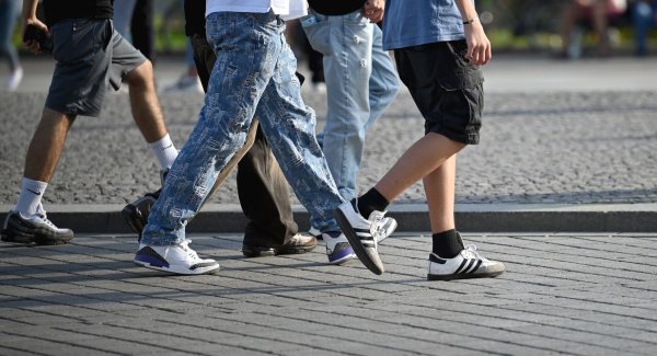 Vor allem unter jungen Männern beobachten die Forscher einen stärkeren Hang zu rechtem Gedankengut. (Symbolbild) - © Carla Benkö/dpa