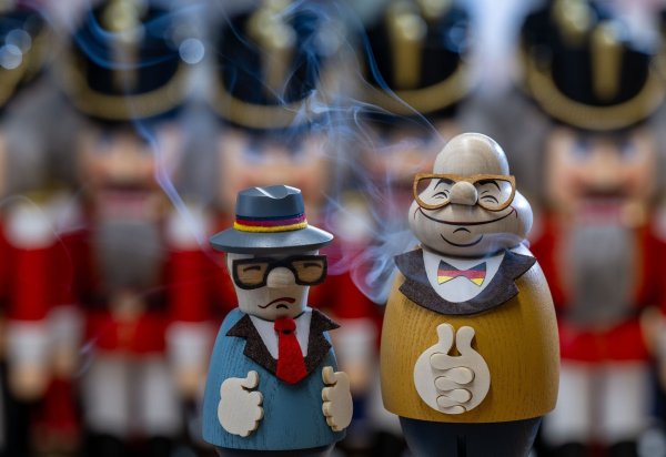 Die Seiffener Volkskunst hofft mit Räucherfiguren von Erich Honecker und Helmut Kohl auf gute Geschäfte. - © Hendrik Schmidt/dpa