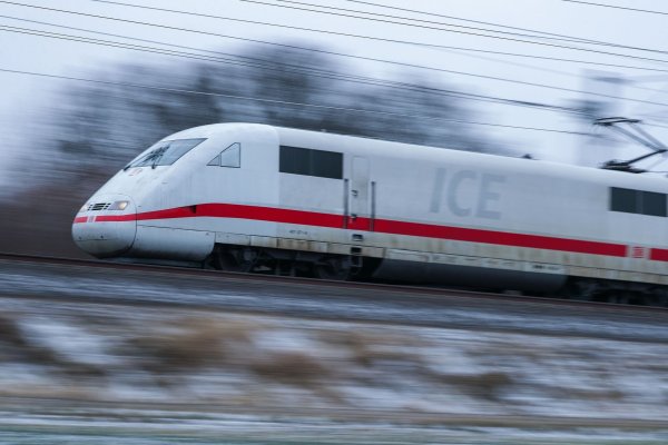 Reisende im Fernverkehr mussten ebenso wie Pendler wegen einer Reparatur an der Oberleitung Geduld mitbringen. (Symbolbild) - © Jan Woitas/dpa-Zentralbild/dpa