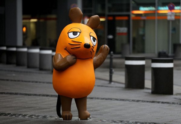 Die beliebte Mausfigur vor dem WDR in Köln ist verschwunden. - © Oliver Berg/dpa