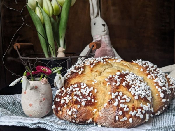Ein luftiger Hefezopf, reichlich mit Hagelzucker bestreut, darf an Ostern nicht fehlen. - © Doreen Hassek/hauptstadtkueche.blogspot.com/dpa-tmn