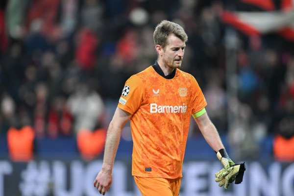 Bayer Leverkusens Torhüter Lukas Hradecky sieht sein Team auf dem Weg zum Niveau von Bayern München - © Fabian Strauch/dpa
