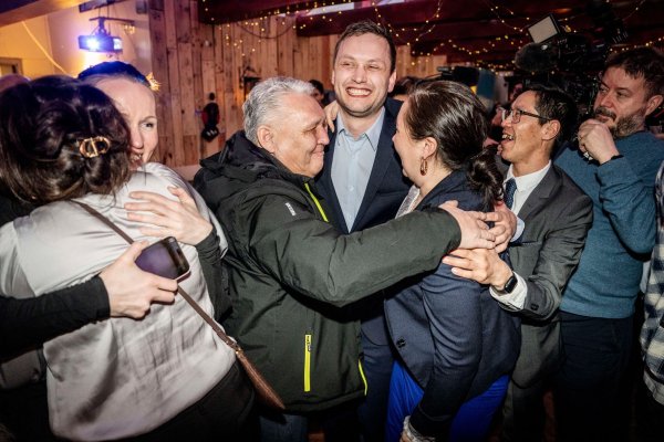 Der Vorsitzende von Demokraatit, Jens-Frederik Nielsen (Mitte), jubelt während der Wahlparty seiner Partei. - © Mads Claus Rasmussen/Ritzau Scanpix Foto/AP/dpa