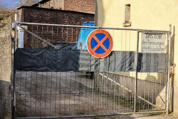 Bei der Kontrolle eines Eiswagens soll der Inhaber die Mitarbeiterinnen der Lebensmittelüberwachung mit einem Messer angegriffen haben. - © Alex Talash/dpa