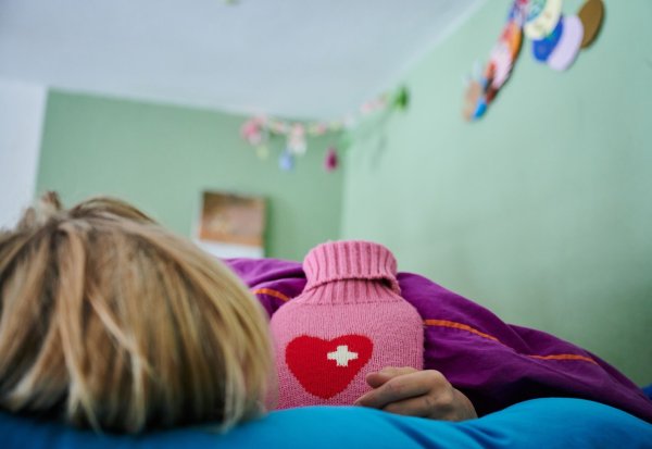 Kinder mit Pims entwickeln Wochen nach einer Corona-Infektion beispielsweise hohes Fieber und Hautausschläge. (Symbolbild) - © Annette Riedl/dpa