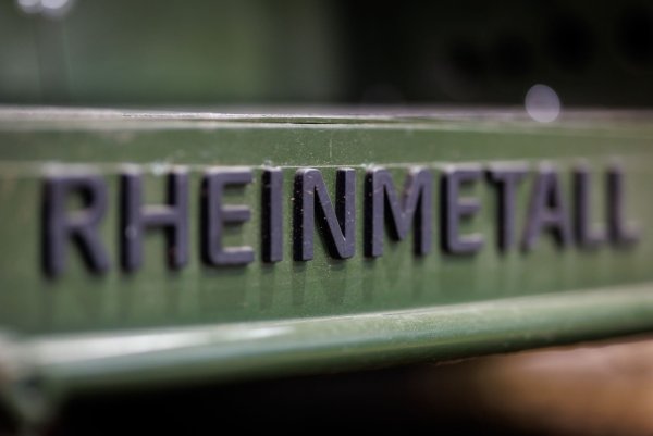 Rheinmetall-Logo auf einem Militärfahrzeug - die Nachfrage nach den Rüstungsgütern des Düsseldorfer Unternehmens ist stark gestiegen. - © Daniel Karmann/dpa