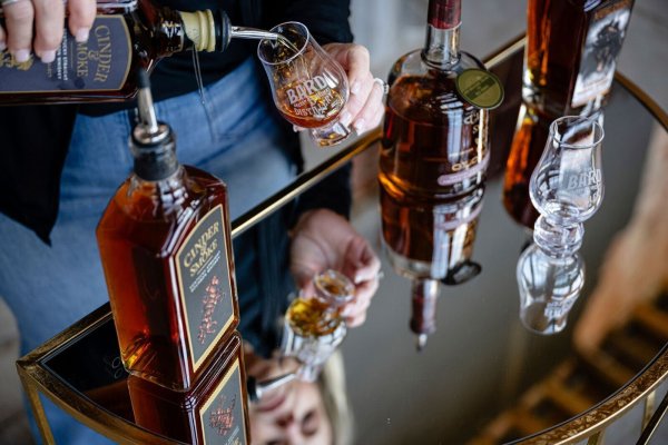Whiskey aus den USA könnte in Deutschland bald teurer werden. - © Jon Cherry/FR171965 AP/AP/dpa