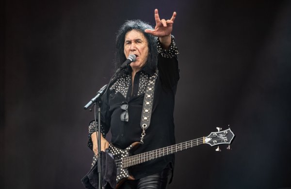 Nach dem Abschied von Kiss macht Gene Simmons als Solokünstler weiter. (Archivfoto) - © Axel Heimken/dpa