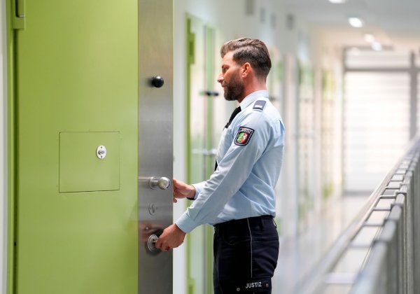 Das erste Mal einen Menschen einschließen zu müssen, war für Marcel Marcel El-Damen bislang die größte Herausforderung in seinem Beruf als Beamter im Justizvollzug. - © Kirsten Neumann/dpa-tmn