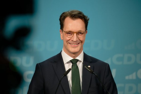 Für Ministerpräsident Hendrik Wüst (CDU) wurden auch 2024 oft Fotografen oder Videoteams von der Staatskanzlei gebucht. (Archivfoto) - © Henning Kaiser/dpa