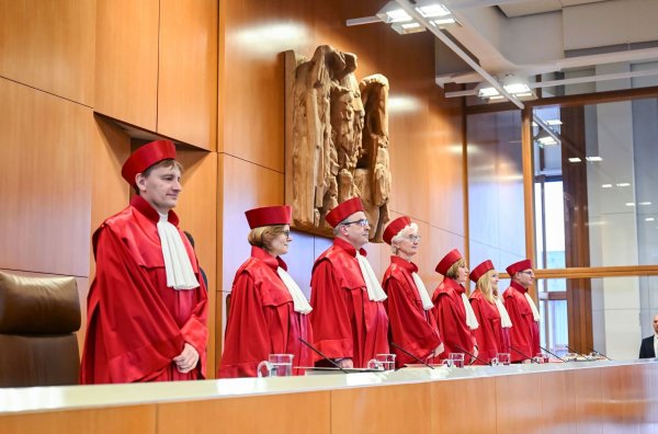 Beim Bundesverfassungsgericht waren mehrere Klagen gegen die Bundestag-Sondersitzungen eingegangen. (Archivbild) - © Uli Deck/dpa
