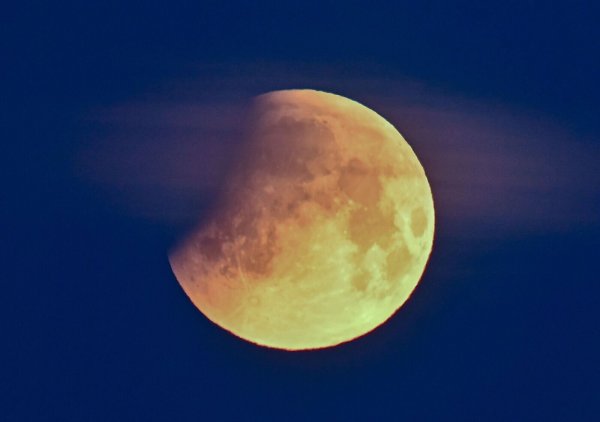 Durch den Erdschatten verdunkelt sich der Mond. (Archivbild) - © Patrick Pleul/dpa