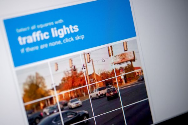 Sag\\\' mir, wie viele Ampeln stehen: Captchas werden derzeit von Betrügern genutzt, um Nutzern Schadsoftware auf den Rechner zu schleusen. - © Zacharie Scheurer/dpa-tmn