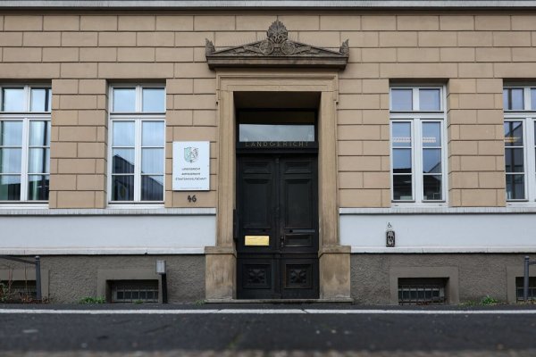Blick auf den Eingang des Landgerichts Detmold. Ein 25-Jähriger ist wegen eines versuchten Mordes angeklagt. (Archivbild) - © Friso Gentsch/dpa