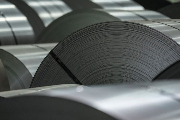 Der in den USA stark vertretene Metallverarbeiter Klöckner & Co. rechnet wegen der US-Strafzölle auf Stahl und Aluminium mit steigenden Gewinnen. (Archivbild) - © Chris Young/The Canadian Press/dpa