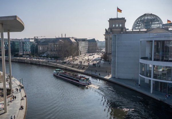 Union, SPD und Grüne verhandeln weiter über Finanzpaket. (Archivbild) - © Michael Kappeler/dpa