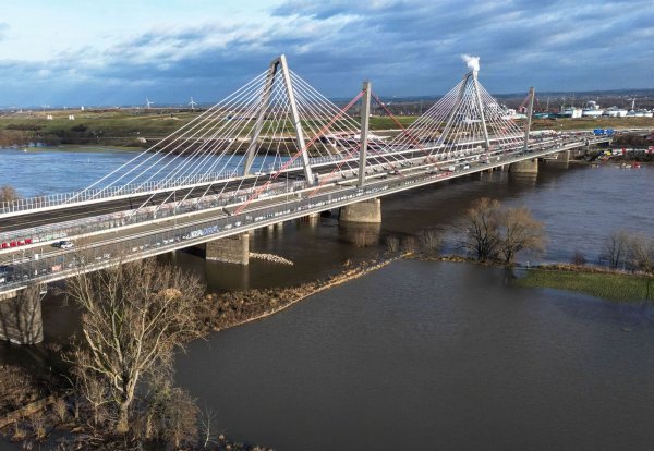 Am ersten April-Wochenende müssen Autofahrer wegen Bauarbeiten an der Rheinbrücke wieder Umleitungen fahren. (Archivbild) - © Oliver Berg/dpa