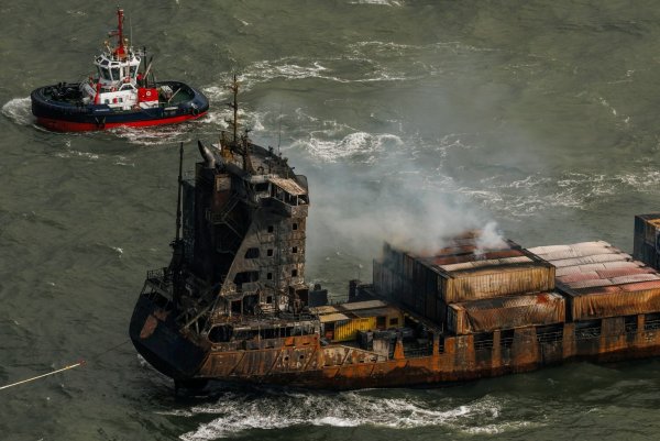 Rauch auf dem Frachtschiff «Solong». - © Dan Kitwood/getty pool/AP/dpa
