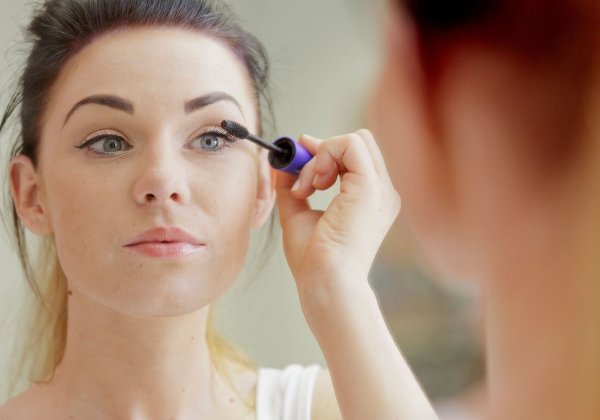 Perfekter Schwung ohne Klümpchen: Zickzack-Bewegungen nach oben verteilen die Wimperntusche gleichmäßig. - © Monique Wüstenhagen/dpa-tmn