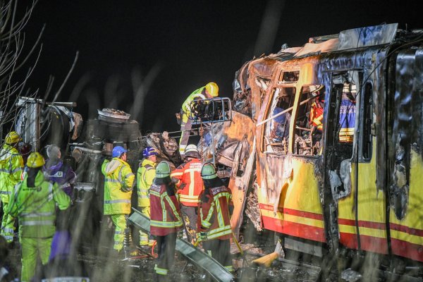 Bis in die Nacht arbeiteten die Einsatzkräfte an der Unfallstelle. - © Jason Tschepljakow/dpa