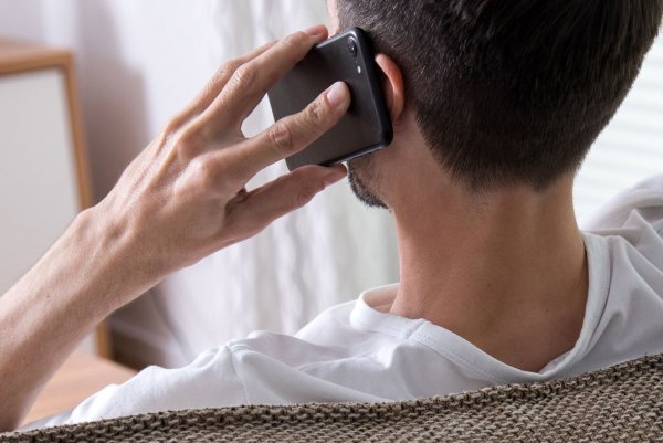 Nicht unter Druck setzen lassen: Die Polizei ruft nie unter der Nummer 110 an - und verlangt telefonisch auch keine Auskünfte über Wertgegenstände oder Kontodaten. - © Christin Klose/dpa-tmn