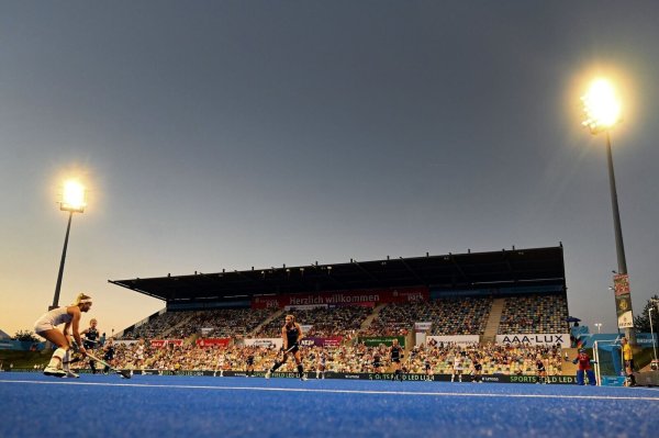 Bei der Hockey-EM gibt es im Park nicht nur Sport. - © Federico Gambarini/dpa