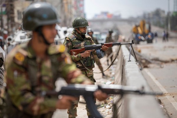 Streitkräfte stehen Wache in der Hauptstadt Dhaka - © Rajib Dhar/AP/dpa