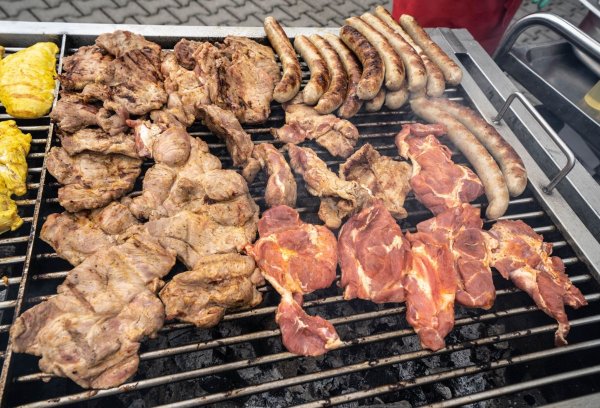 Bei Grillfleisch gibt es auf vielen Packungen Angaben zur Tierhaltung. (Archivbild) - © Frank Rumpenhorst/dpa