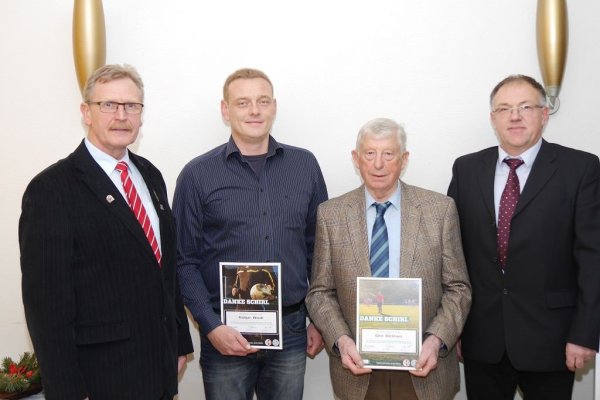 Das Foto zeigt (von links) Kreisvorsitzender Gottfried Dennebier, Rüdiger Wendt, Gerd Böckhaus und Schiri-Chef Udo Schlingmann. - © Privat