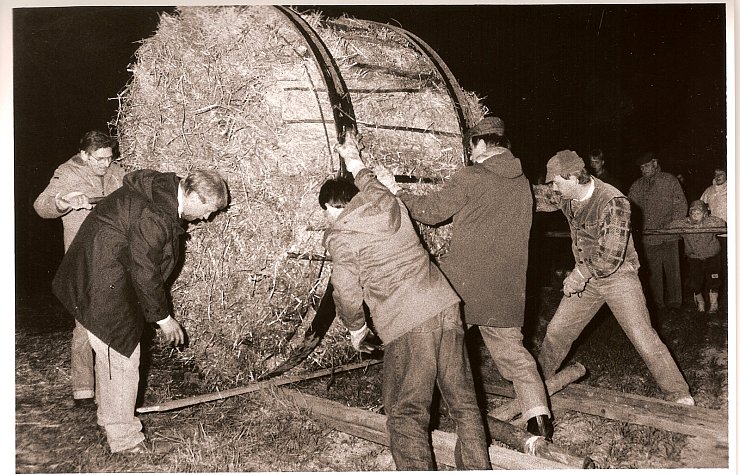 Letzte Vorbereitungen: 1989 ist das erste Riesenrad beim Feuerräderlauf in Brokhausen gestartet. - © KKLGV