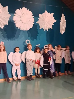 Eine zweite Klasse der Grundschule Asemissen f&uuml;hrte ein kleines Theaterst&uuml;ck zum Adventsmarkt auf.
Foto: Grundschule Asemissen - &copy; GS Asemissen