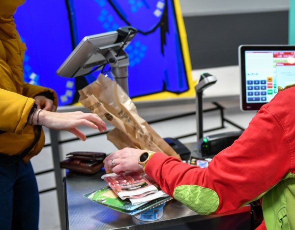 Kassiererinnen und Kassierer arbeiten oft auf Minijob-Basis: Ab 2025 steigen auch ihre Verdienstmöglichkeiten. - © Jens Kalaene/dpa-Zentralbild/dpa-tmn