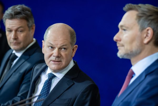 Seinen Wirtschaftsminister Robert Habeck (Grünen) und seinen Finanzminister Christian Lindner (FDP) hat Kanzler Scholz nicht zu dem Industriegipfel eingeladen. - © Michael Kappeler/dpa