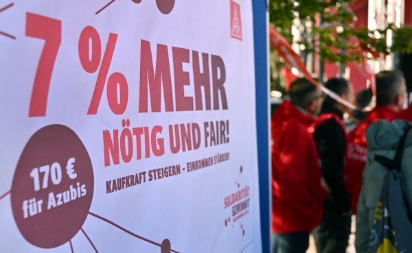Die IG Metall fordert in der laufenden Tarifrunde 7 Prozent mehr Geld bei einer Laufzeit von 12 Monaten. - © Martin Schutt/dpa