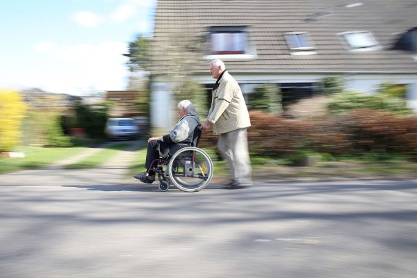 Damit der Übergang von der Reha in den Alltag klappt, sollten sich Betroffene und ihre Angehörigen die Frage stellen: Wo braucht es nun Unterstützung? - © Mascha Brichta/dpa-tmn