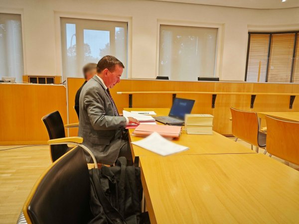 Der ehemalige Pfarrer nahm das Urteil fast regungslos zur Kenntnis. (Archivfoto) - © Lukas Fortkord/dpa