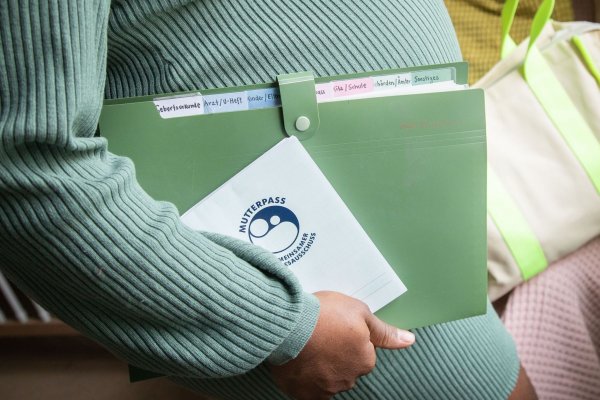 Im Mutterpass stehen viele sensible Daten rund um die Schwangerschaft - diese gehen nur die werdende Mutter etwas an. - © Christin Klose/dpa-tmn