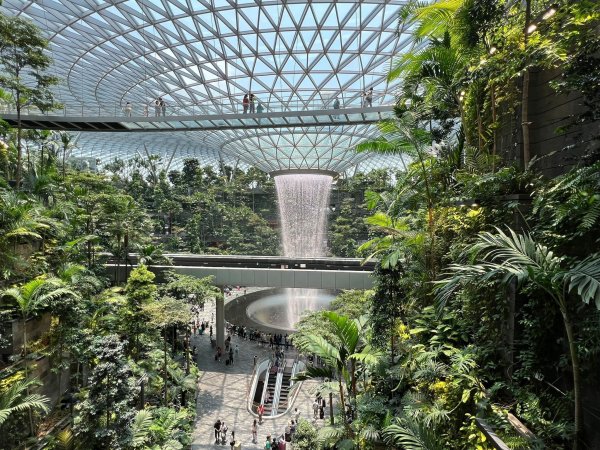 Am Changi Airport können Reisende ihre Pässe dank Gesichtserkennung häufiger in der Tasche lassen und schneller durch die Kontrolle gelangen. - © Carola Frentzen/dpa/dpa-tmn