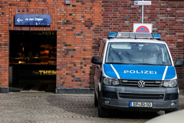 Unter diesem Polizeifahrzeug wurde ein verdächtiger Gegenstand aufgefunden. Sprengstoffexperten und ein Roboter untersuchten die Tasche. - © Christoph Reichwein/dpa