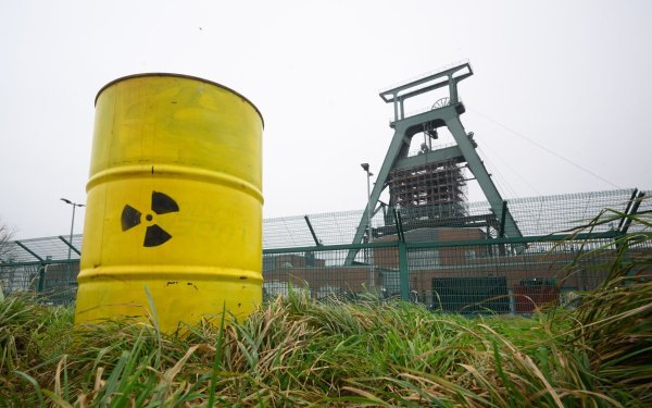 Wohin mit dem Atommüll? Anti-Atomorganisationen kritisieren Lager und Transporte. (Symbolbild) - © Julian Stratenschulte/dpa