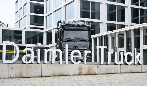 Daimler Truck: Software-Kooperation mit Volvo geplant. - © Bernd Weißbrod/dpa